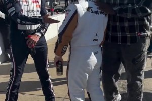 迈克尔乔丹来到比赛现场观看赛车队比赛...