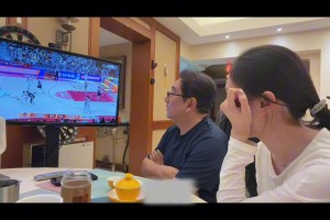 老丈人给女婿加油！前天福建逆转广东，水均益和女儿一起在电视机前看邹阳比赛